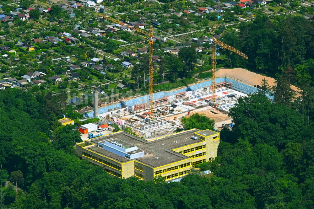 Karlsruhe aus der Vogelperspektive: Baustelle zum Neubau der Sporthalle - Dreifeldsporthalle an der Engelbert-Bohn-Schule in Karlsruhe im Bundesland Baden-Württemberg, Deutschland