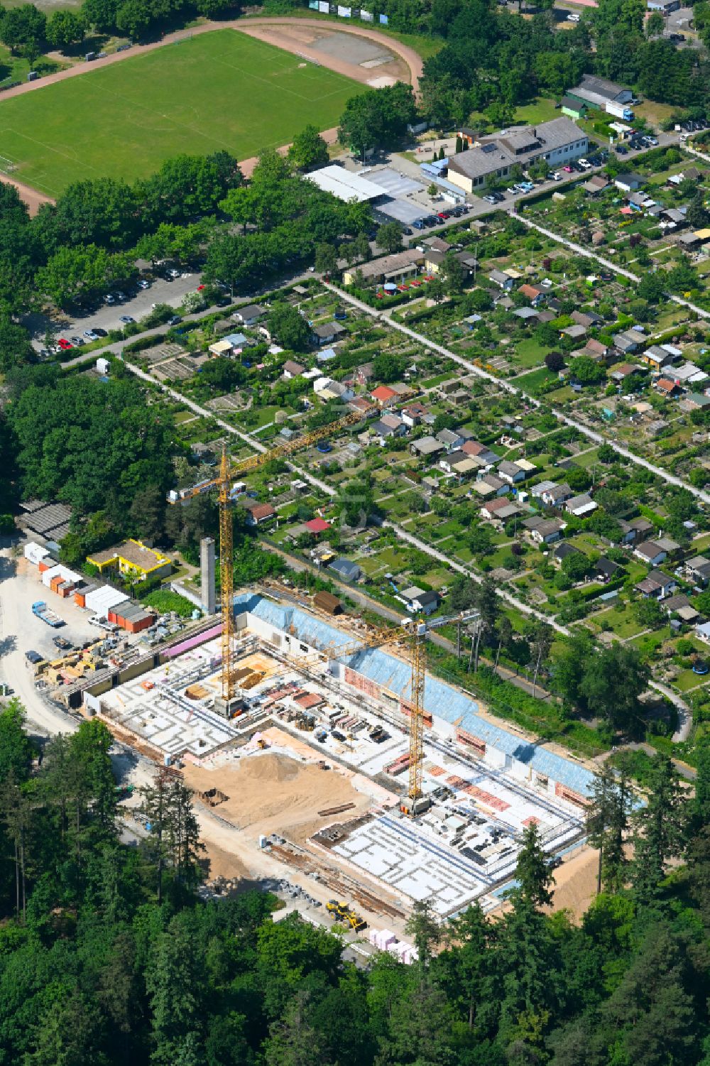 Karlsruhe aus der Vogelperspektive: Baustelle zum Neubau der Sporthalle - Dreifeldsporthalle an der Engelbert-Bohn-Schule in Karlsruhe im Bundesland Baden-Württemberg, Deutschland