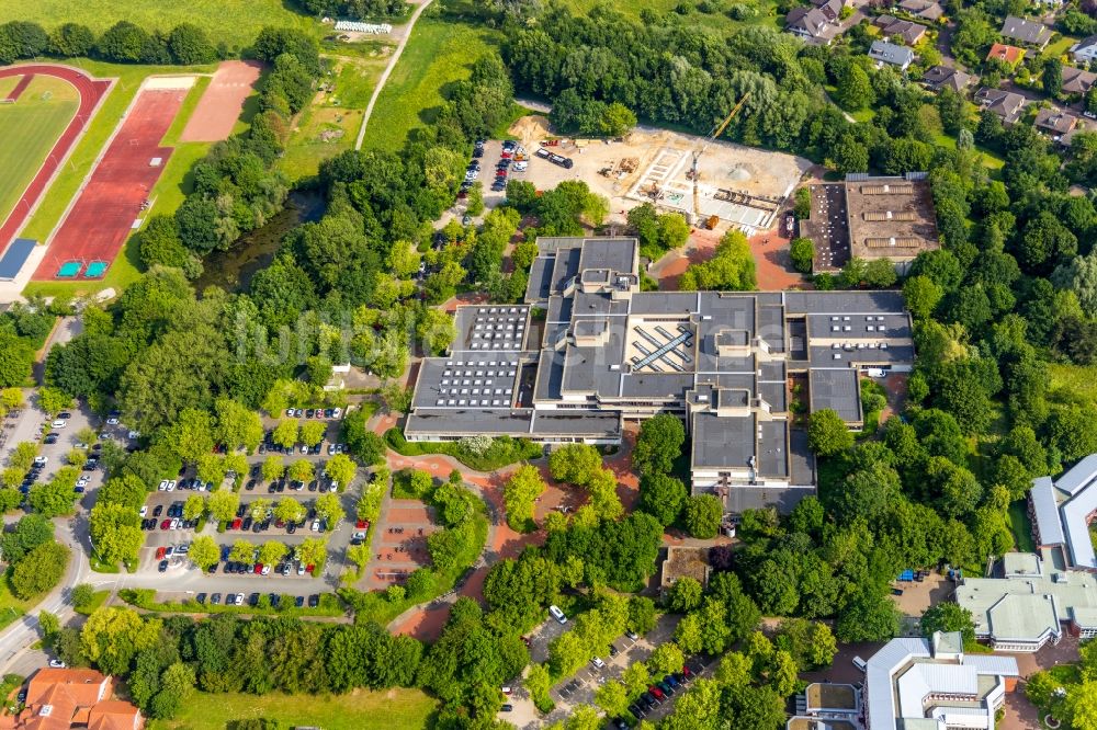 Luftbild Soest - Baustelle zum Neubau der Sporthalle auf dem Gelände des Börde-Berufskolleg in Soest im Bundesland Nordrhein-Westfalen, Deutschland