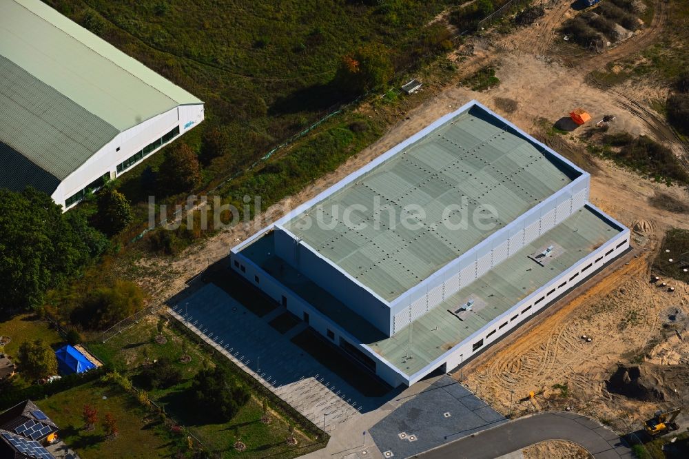 Luftaufnahme Stahnsdorf - Baustelle zum Neubau der Sporthalle der Lindenhof-Grundschule Stahnsdorf in Stahnsdorf im Bundesland Brandenburg, Deutschland