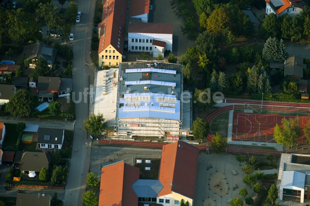 Luftaufnahme Fredersdorf-Vogelsdorf - Baustelle zum Neubau der Sporthalle der Oberschule Fredersdorf an der Tieckstraße in Fredersdorf-Vogelsdorf im Bundesland Brandenburg, Deutschland