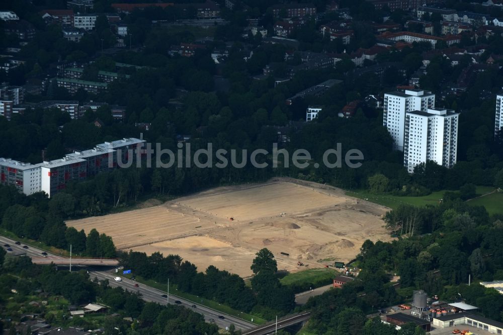 Hamburg aus der Vogelperspektive: Baustelle zum Neubau eines Sportplatz- Ensembles des Bahrenfelder Sportverein von 1919 e.V. in Hamburg