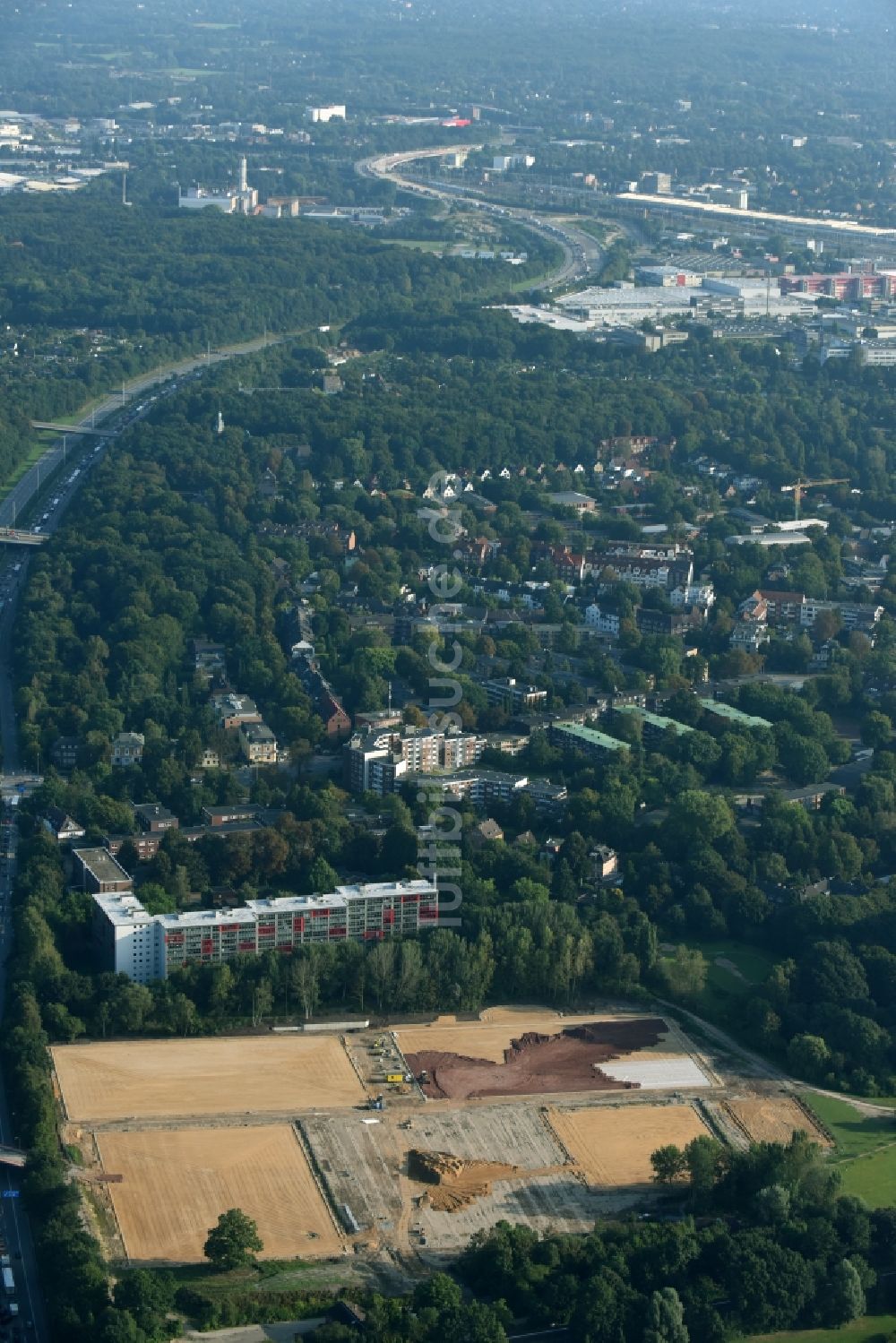 Hamburg aus der Vogelperspektive: Baustelle zum Neubau eines Sportplatz- Ensembles des Bahrenfelder Sportverein von 1919 e.V. in Hamburg