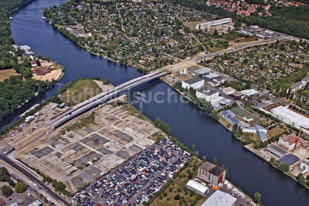 Luftaufnahme Berlin - Baustelle zum Neubau der Spreebrücke „Minna Todenhagen Brücke „ im Zuge der Süd-Ost-Verbindung ( SOV ) in Berlin Schöneweide