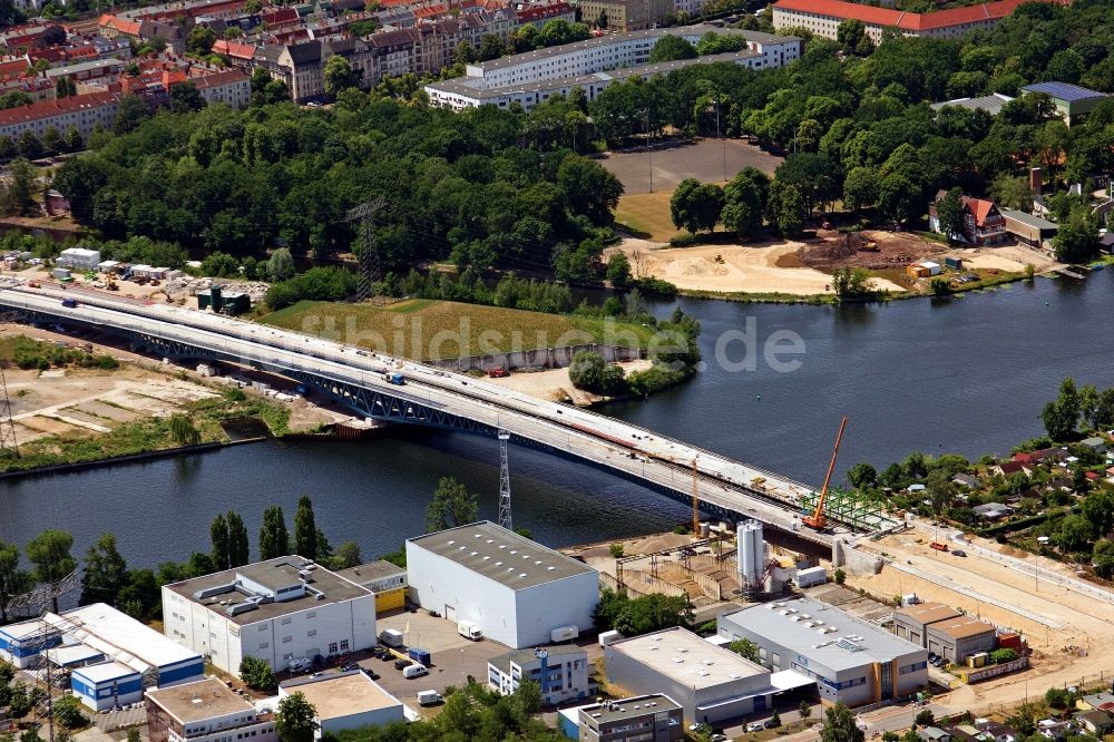 Berlin von oben - Baustelle zum Neubau der Spreebrücke „Minna Todenhagen Brücke „ im Zuge der Süd-Ost-Verbindung ( SOV ) in Berlin Schöneweide