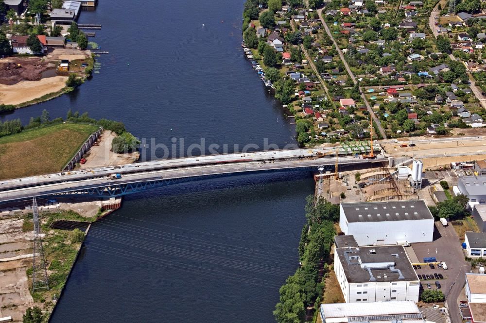 Luftbild Berlin - Baustelle zum Neubau der Spreebrücke „Minna Todenhagen Brücke „ im Zuge der Süd-Ost-Verbindung ( SOV ) in Berlin Schöneweide