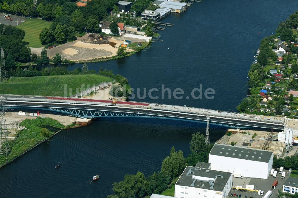 Luftbild Berlin - Baustelle zum Neubau der Spreebrücke „Minna Todenhagen Brücke „ im Zuge der Süd-Ost-Verbindung ( SOV ) in Berlin Schöneweide