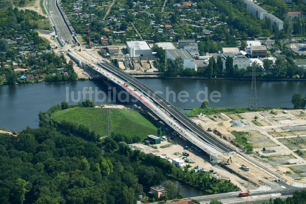 Berlin von oben - Baustelle zum Neubau der Spreebrücke „Minna Todenhagen Brücke „ im Zuge der Süd-Ost-Verbindung ( SOV ) in Berlin Schöneweide