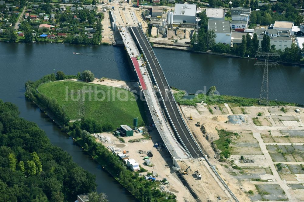 Berlin aus der Vogelperspektive: Baustelle zum Neubau der Spreebrücke „Minna Todenhagen Brücke „ im Zuge der Süd-Ost-Verbindung ( SOV ) in Berlin Schöneweide