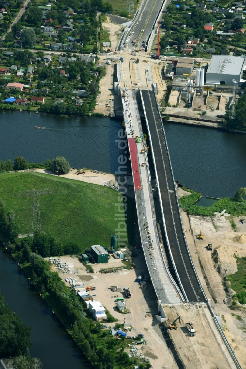 Luftbild Berlin - Baustelle zum Neubau der Spreebrücke „Minna Todenhagen Brücke „ im Zuge der Süd-Ost-Verbindung ( SOV ) in Berlin Schöneweide