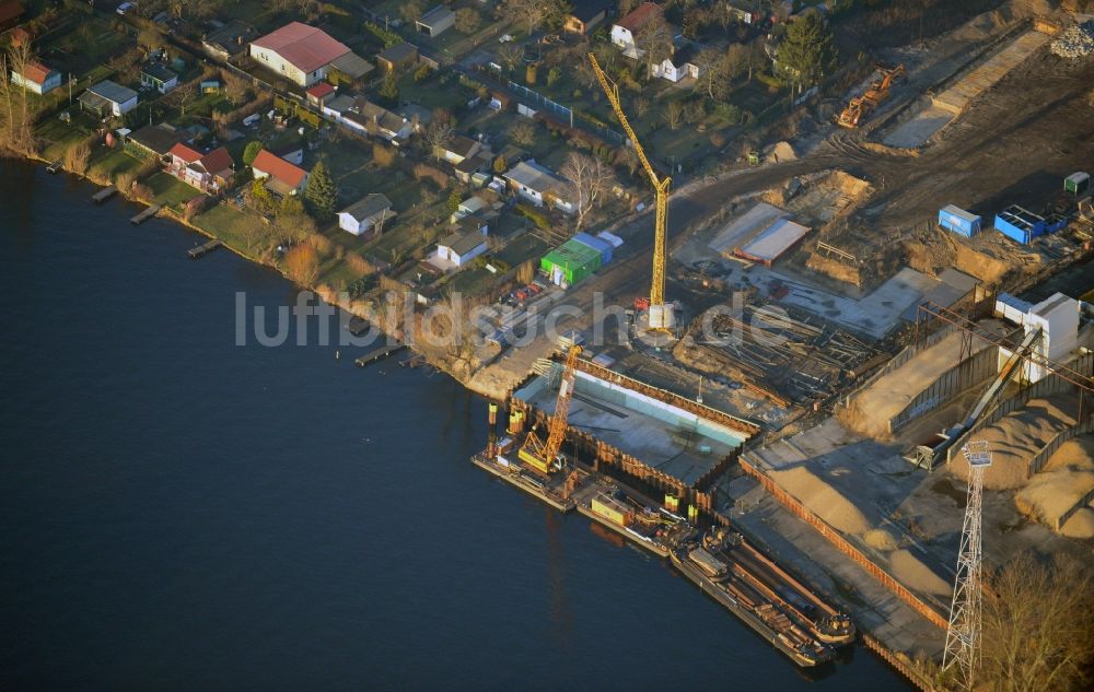 Luftbild Berlin - Baustelle zum Neubau der Spreebrücke im Zuge der Süd-Ost-Verbindung (SOV) in Berlin Schöneweide