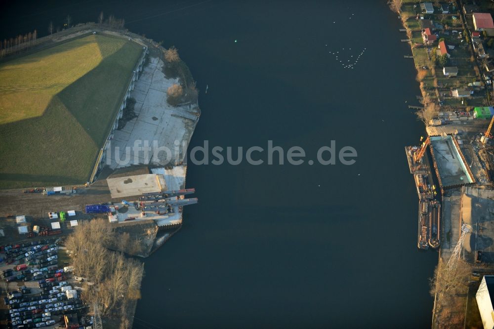 Luftaufnahme Berlin - Baustelle zum Neubau der Spreebrücke im Zuge der Süd-Ost-Verbindung (SOV) in Berlin Schöneweide