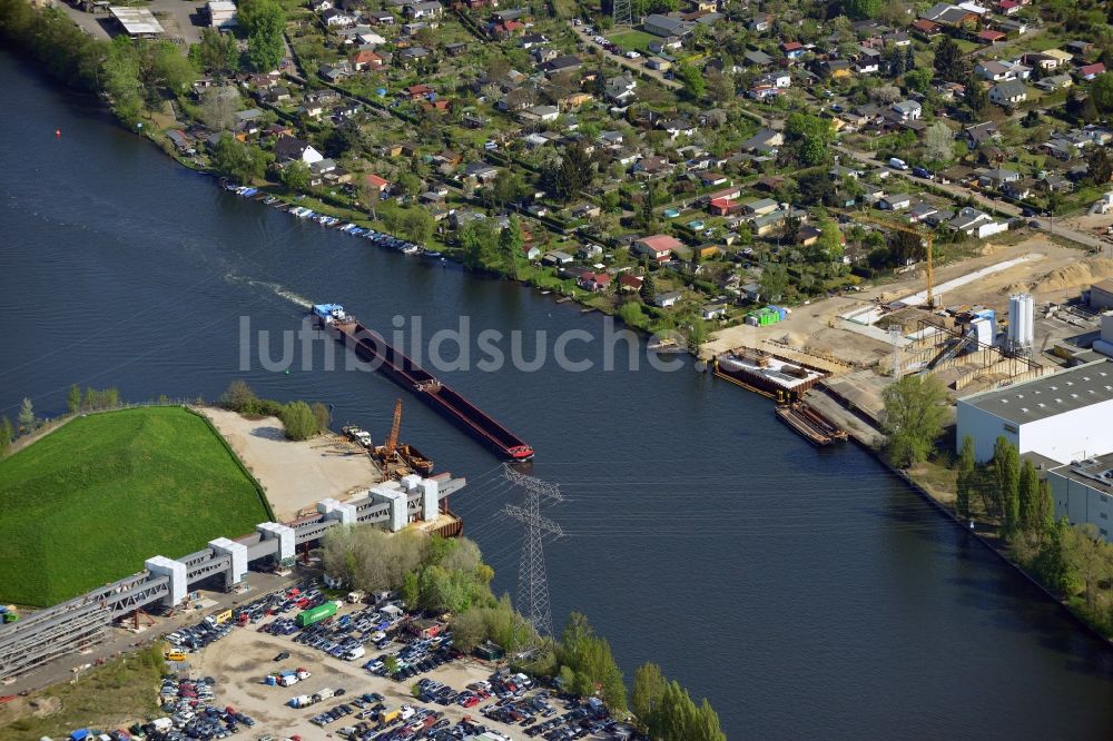 Berlin aus der Vogelperspektive: Baustelle zum Neubau der Spreebrücke im Zuge der Süd-Ost-Verbindung (SOV) in Berlin Schöneweide