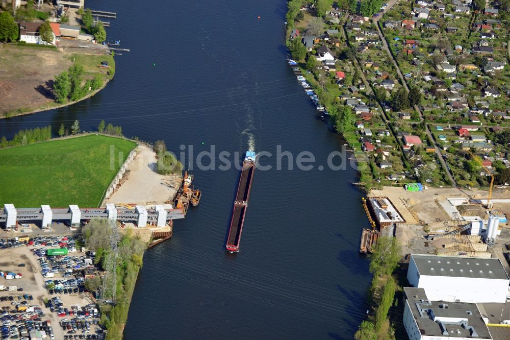 Luftbild Berlin - Baustelle zum Neubau der Spreebrücke im Zuge der Süd-Ost-Verbindung (SOV) in Berlin Schöneweide