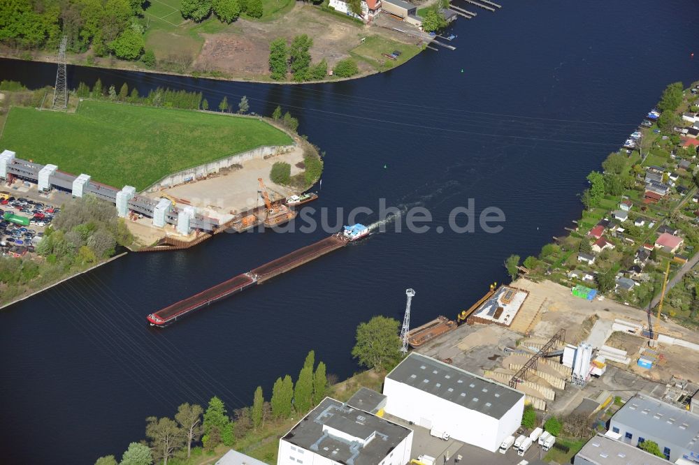 Berlin aus der Vogelperspektive: Baustelle zum Neubau der Spreebrücke im Zuge der Süd-Ost-Verbindung (SOV) in Berlin Schöneweide