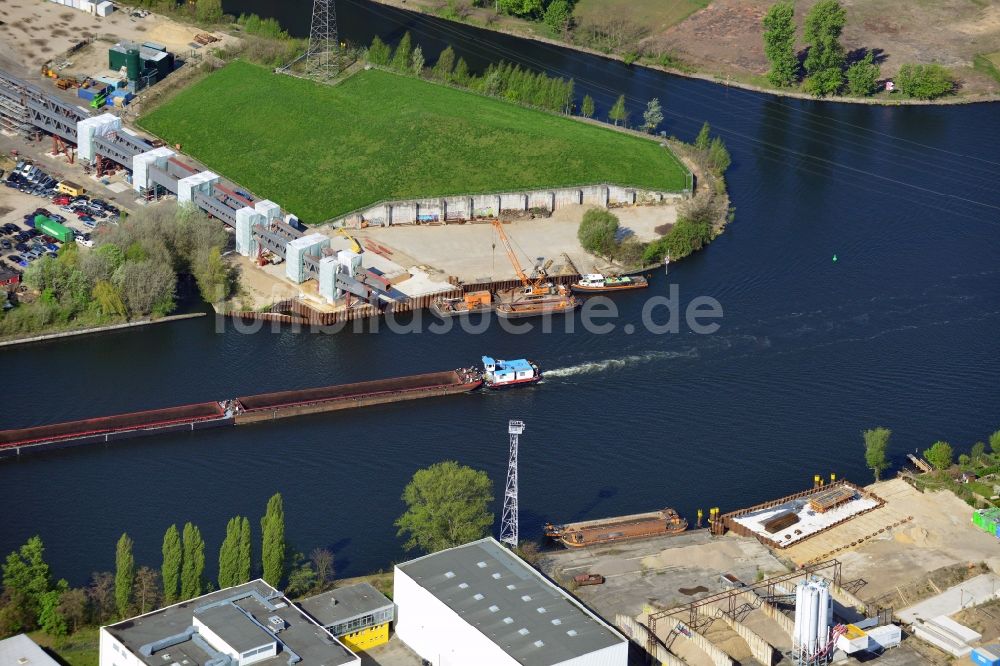 Luftbild Berlin - Baustelle zum Neubau der Spreebrücke im Zuge der Süd-Ost-Verbindung (SOV) in Berlin Schöneweide