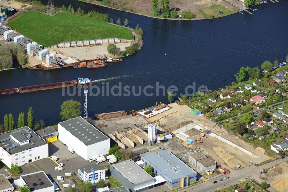 Berlin von oben - Baustelle zum Neubau der Spreebrücke im Zuge der Süd-Ost-Verbindung (SOV) in Berlin Schöneweide