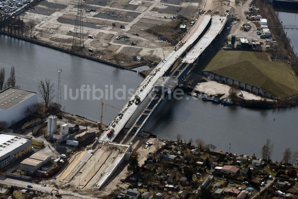 Luftbild Berlin - Baustelle zum Neubau der Spreebrücke im Zuge der Süd-Ost-Verbindung (SOV) in Berlin Schöneweide