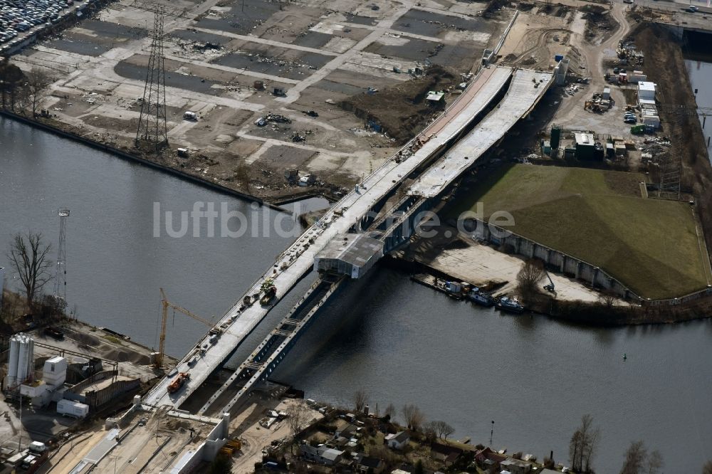 Luftaufnahme Berlin - Baustelle zum Neubau der Spreebrücke im Zuge der Süd-Ost-Verbindung (SOV) in Berlin Schöneweide