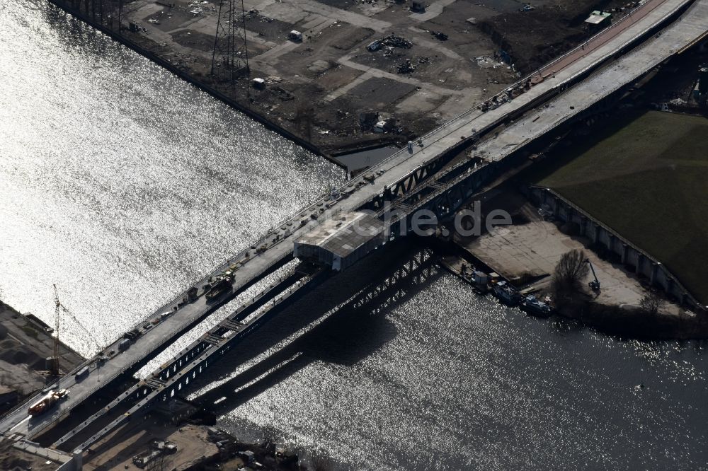 Luftbild Berlin - Baustelle zum Neubau der Spreebrücke im Zuge der Süd-Ost-Verbindung (SOV) in Berlin Schöneweide