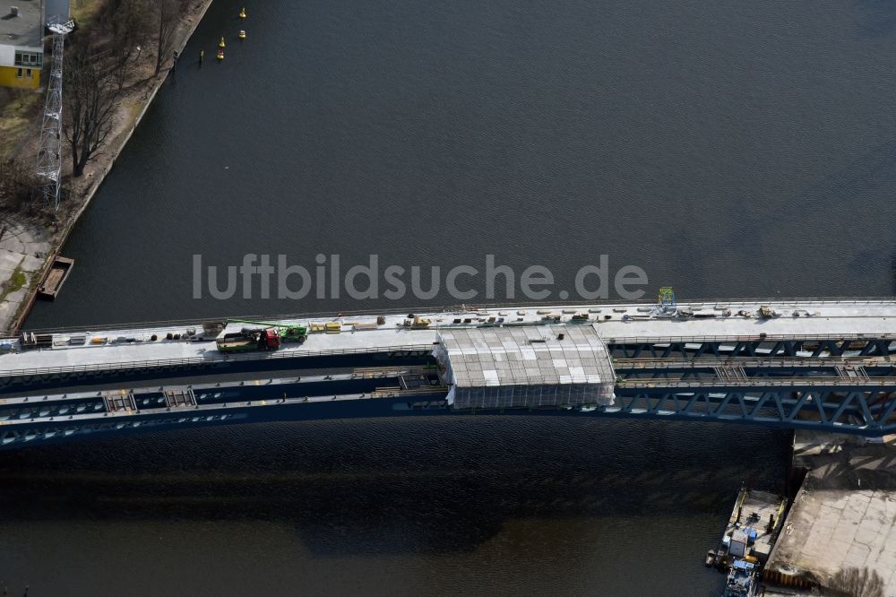 Luftbild Berlin - Baustelle zum Neubau der Spreebrücke im Zuge der Süd-Ost-Verbindung (SOV) in Berlin Schöneweide