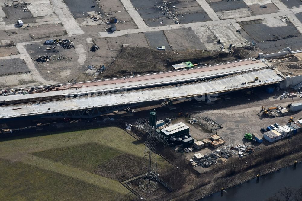 Luftaufnahme Berlin - Baustelle zum Neubau der Spreebrücke im Zuge der Süd-Ost-Verbindung (SOV) in Berlin Schöneweide