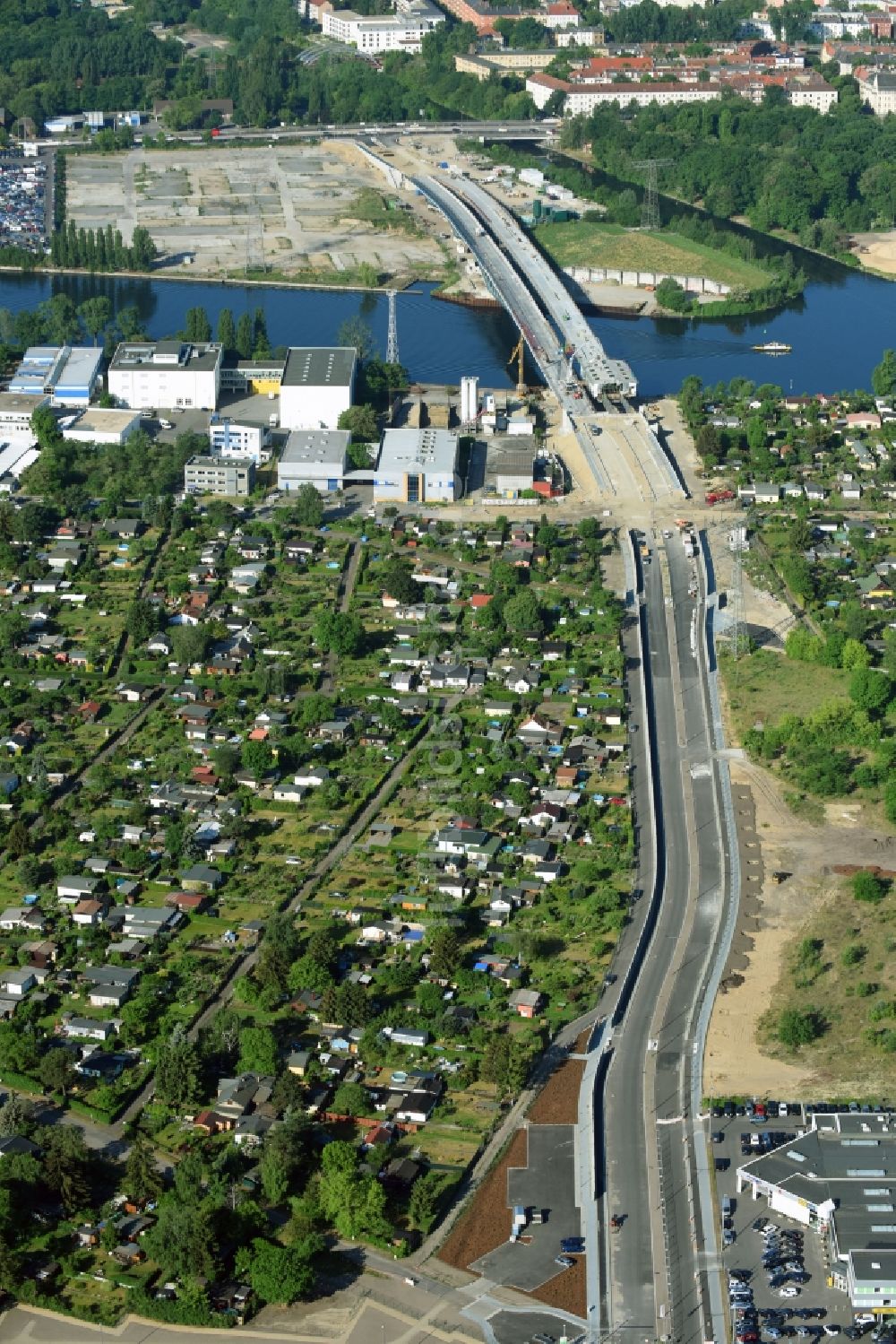 Berlin aus der Vogelperspektive: Baustelle zum Neubau der Spreebrücke im Zuge der Süd-Ost-Verbindung (SOV) in Berlin Schöneweide