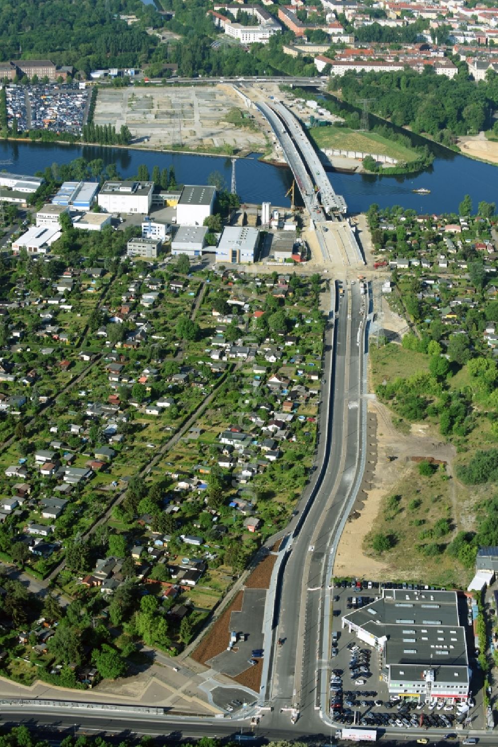 Luftbild Berlin - Baustelle zum Neubau der Spreebrücke im Zuge der Süd-Ost-Verbindung (SOV) in Berlin Schöneweide