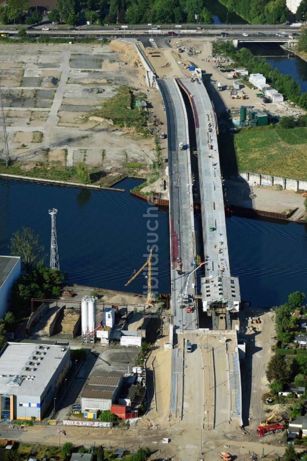 Berlin von oben - Baustelle zum Neubau der Spreebrücke im Zuge der Süd-Ost-Verbindung (SOV) in Berlin Schöneweide