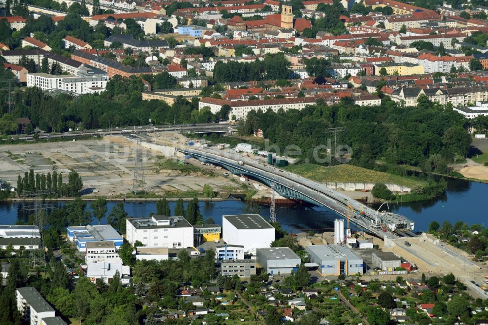 Berlin aus der Vogelperspektive: Baustelle zum Neubau der Spreebrücke im Zuge der Süd-Ost-Verbindung (SOV) in Berlin Schöneweide