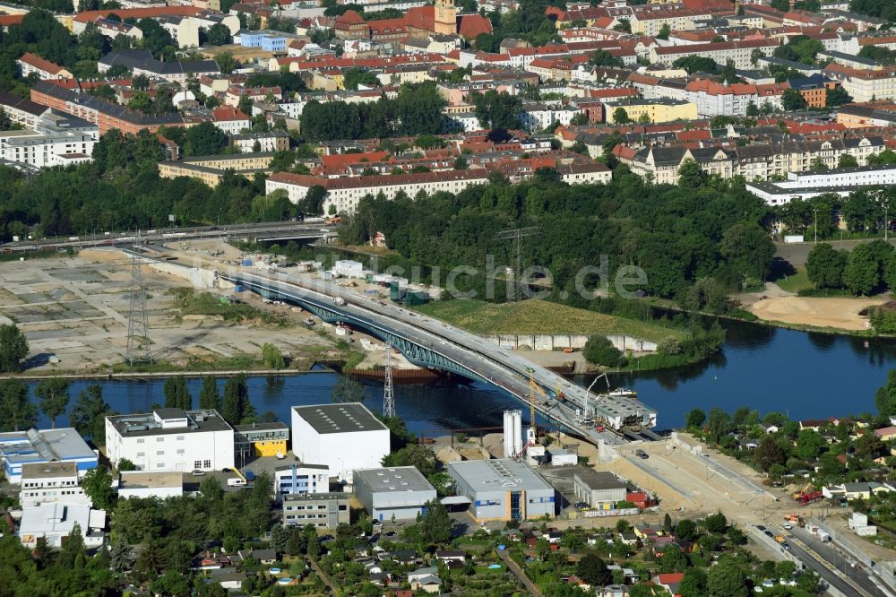 Luftbild Berlin - Baustelle zum Neubau der Spreebrücke im Zuge der Süd-Ost-Verbindung (SOV) in Berlin Schöneweide