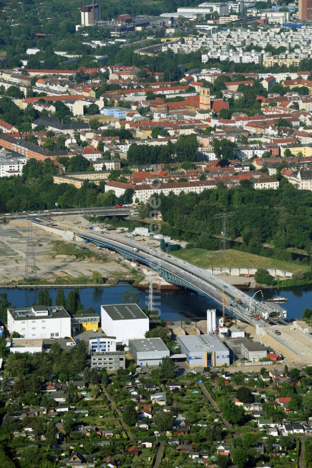 Luftaufnahme Berlin - Baustelle zum Neubau der Spreebrücke im Zuge der Süd-Ost-Verbindung (SOV) in Berlin Schöneweide