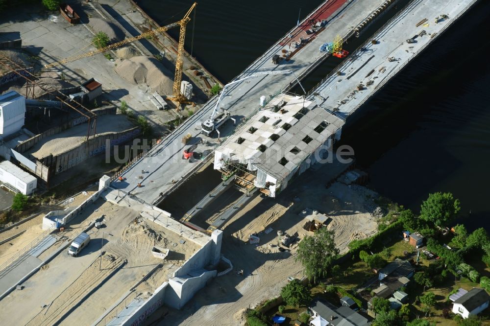 Berlin von oben - Baustelle zum Neubau der Spreebrücke im Zuge der Süd-Ost-Verbindung (SOV) in Berlin Schöneweide