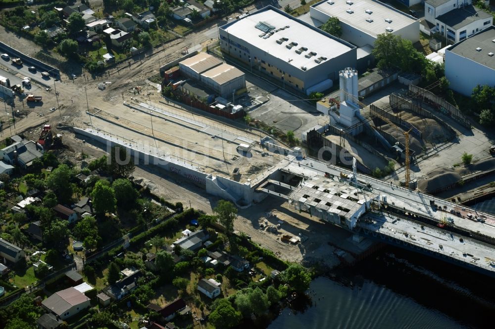 Luftaufnahme Berlin - Baustelle zum Neubau der Spreebrücke im Zuge der Süd-Ost-Verbindung (SOV) in Berlin Schöneweide