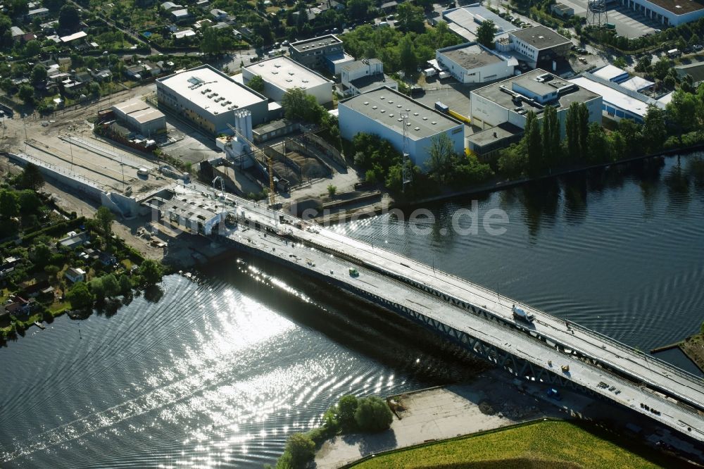 Berlin von oben - Baustelle zum Neubau der Spreebrücke im Zuge der Süd-Ost-Verbindung (SOV) in Berlin Schöneweide