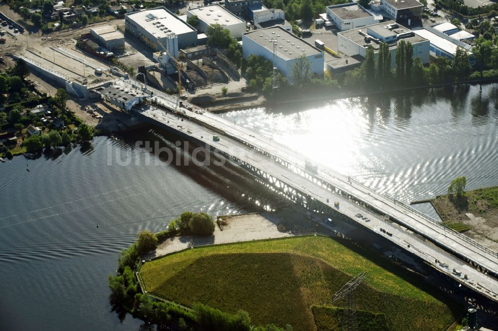 Berlin aus der Vogelperspektive: Baustelle zum Neubau der Spreebrücke im Zuge der Süd-Ost-Verbindung (SOV) in Berlin Schöneweide