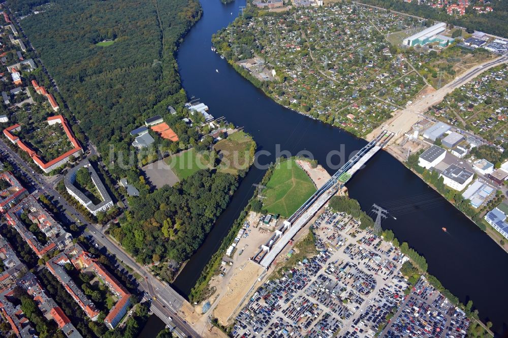 Luftaufnahme Berlin - Baustelle zum Neubau der Spreebrücke im Zuge der Süd-Ost-Verbindung (SOV) in Berlin Schöneweide