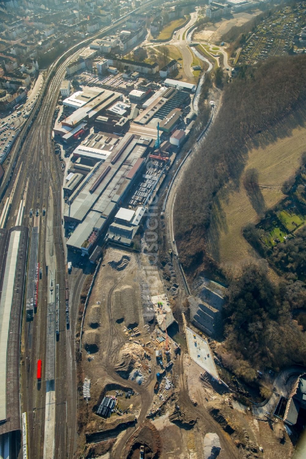 Hagen von oben - Baustelle zum Neubau des Straßen- Brückenbauwerk über den Flußverlauf der Volme im Ortsteil Philippshöhe in Hagen im Bundesland Nordrhein-Westfalen