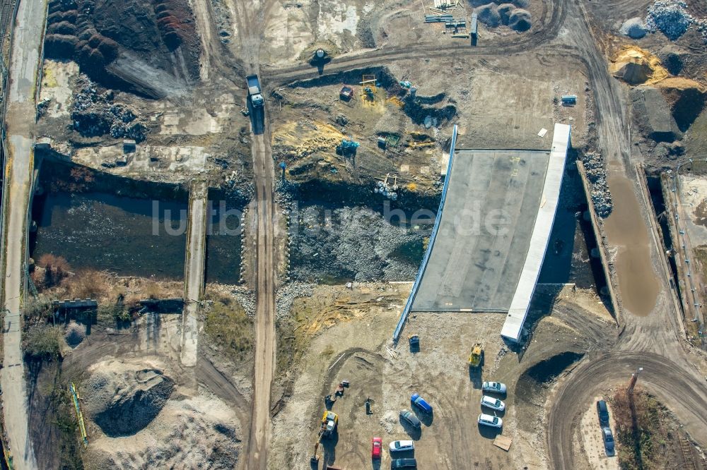 Luftaufnahme Hagen - Baustelle zum Neubau des Straßen- Brückenbauwerk über den Flußverlauf der Volme im Ortsteil Philippshöhe in Hagen im Bundesland Nordrhein-Westfalen