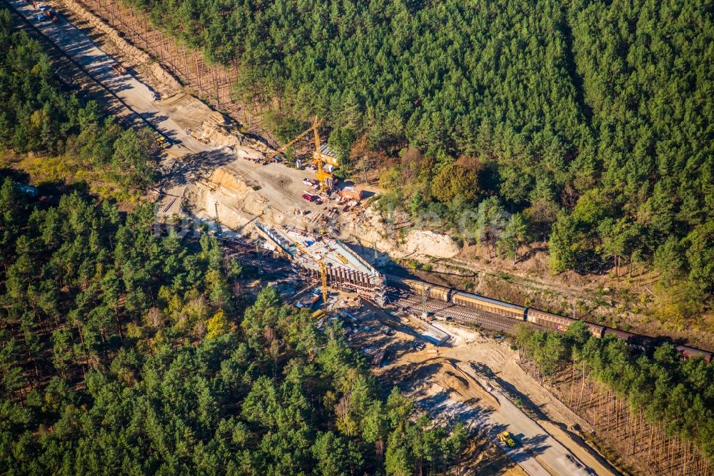 Luftbild Kuhlowitz - Baustelle zum Neubau des Straßen- Brückenbauwerk über den Gleisverlauf an der Bundesstraße B246 in Kuhlowitz im Bundesland Brandenburg, Deutschland