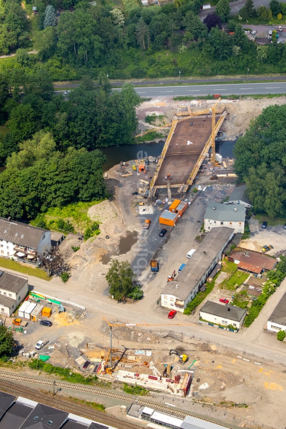 Arnsberg von oben - Baustelle zum Neubau des Straßen- Brückenbauwerk über die Ruhr an der B229 in Arnsberg im Bundesland Nordrhein-Westfalen