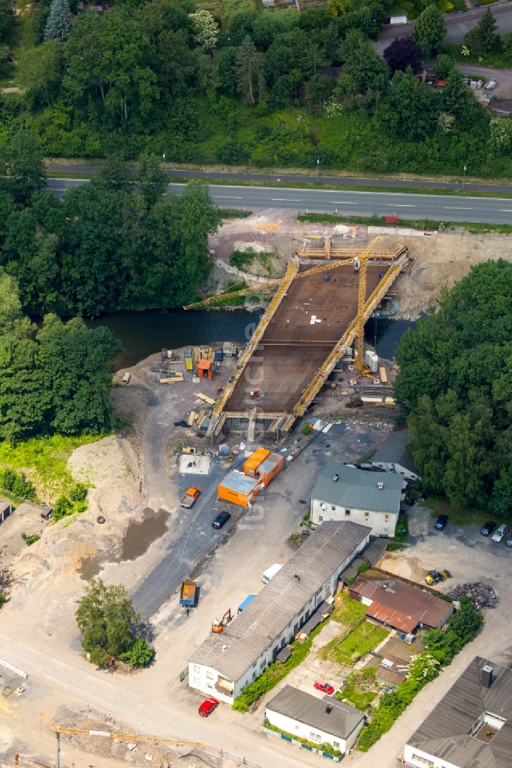 Arnsberg aus der Vogelperspektive: Baustelle zum Neubau des Straßen- Brückenbauwerk über die Ruhr an der B229 in Arnsberg im Bundesland Nordrhein-Westfalen