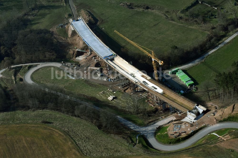 Bad Salzungen von oben - Baustelle zum Neubau des Straßen- Brückenbauwerk Brücke über das Leimbachtal (BW 5) der B 62 OU Ortsumfahrung in Bad Salzungen im Bundesland Thüringen