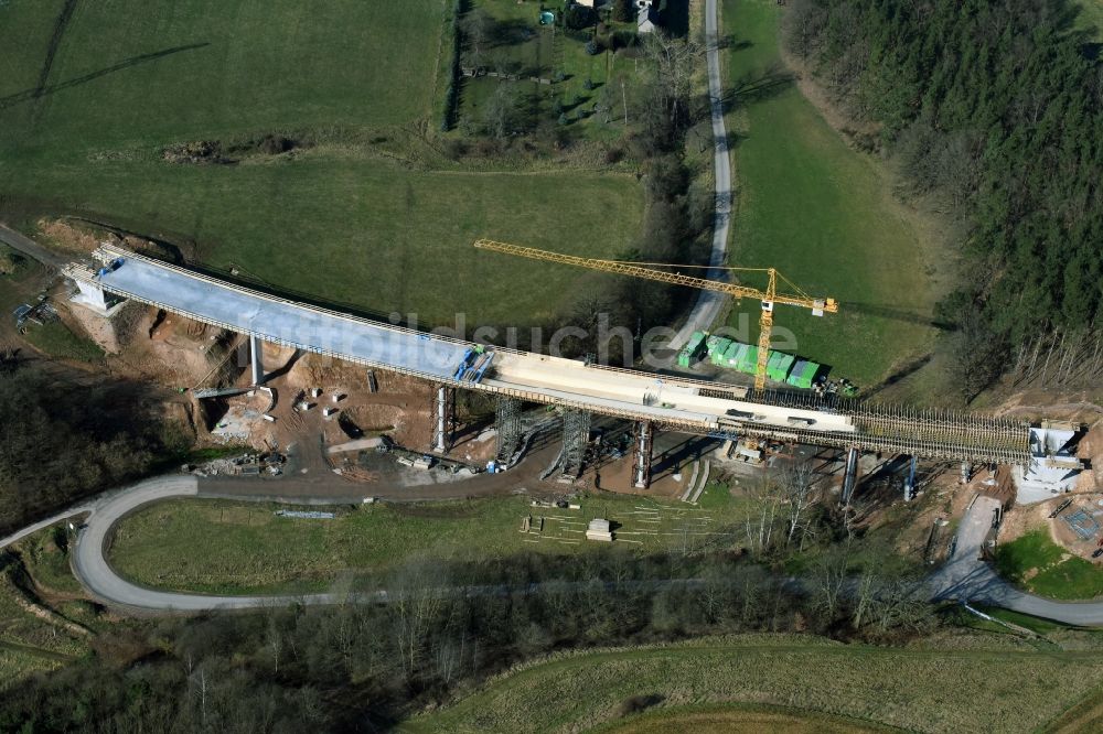 Bad Salzungen aus der Vogelperspektive: Baustelle zum Neubau des Straßen- Brückenbauwerk Brücke über das Leimbachtal (BW 5) der B 62 OU Ortsumfahrung in Bad Salzungen im Bundesland Thüringen