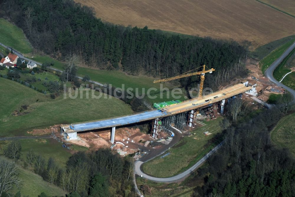 Luftbild Bad Salzungen - Baustelle zum Neubau des Straßen- Brückenbauwerk Brücke über das Leimbachtal (BW 5) der B 62 OU Ortsumfahrung in Bad Salzungen im Bundesland Thüringen