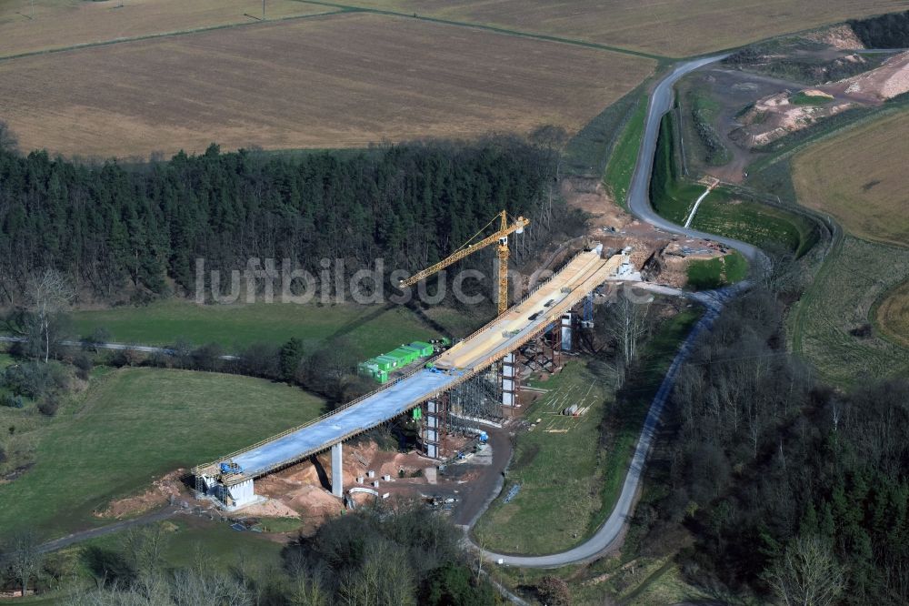 Luftaufnahme Bad Salzungen - Baustelle zum Neubau des Straßen- Brückenbauwerk Brücke über das Leimbachtal (BW 5) der B 62 OU Ortsumfahrung in Bad Salzungen im Bundesland Thüringen