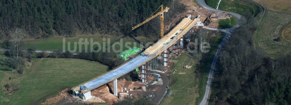 Bad Salzungen von oben - Baustelle zum Neubau des Straßen- Brückenbauwerk Brücke über das Leimbachtal (BW 5) der B 62 OU Ortsumfahrung in Bad Salzungen im Bundesland Thüringen