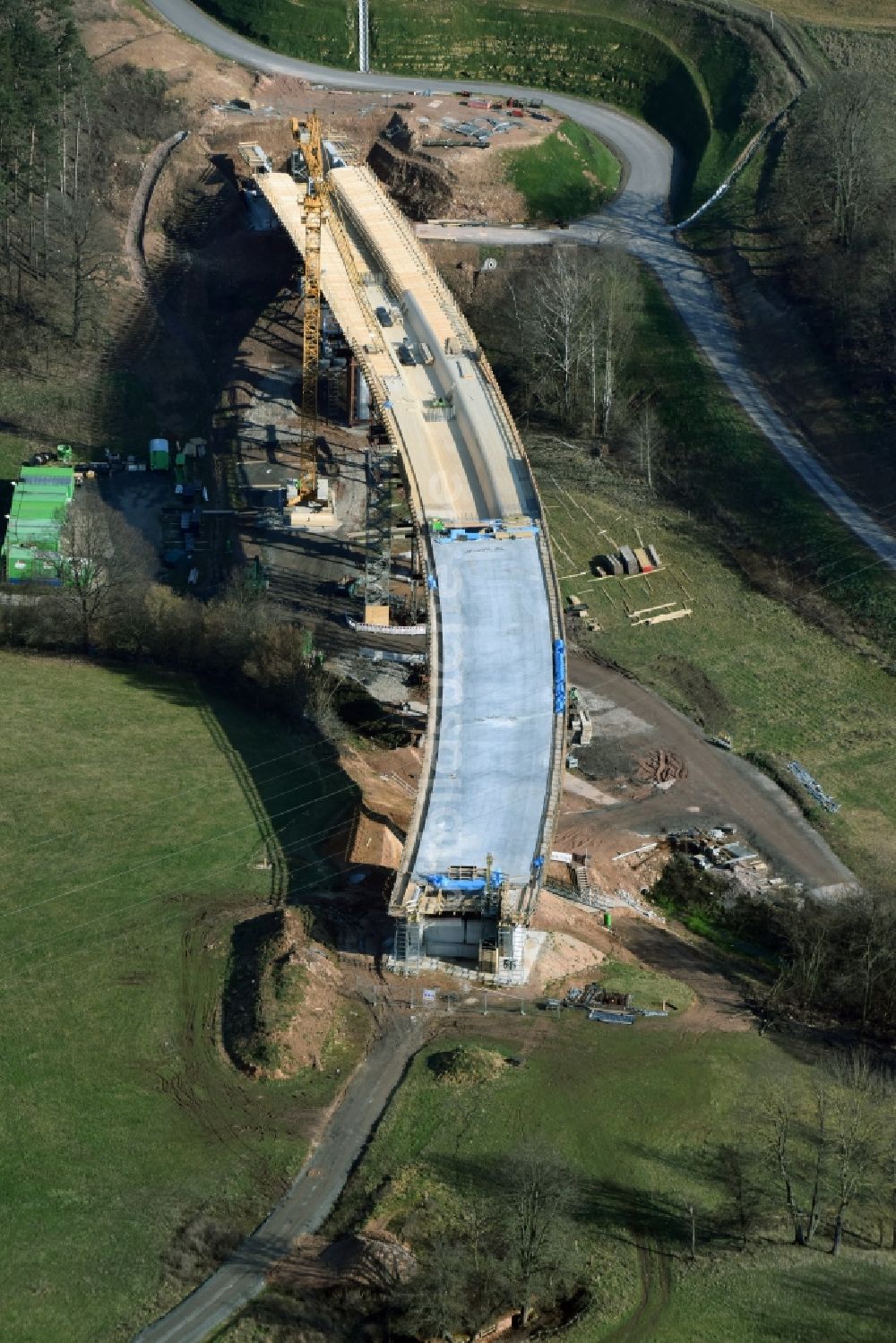 Luftbild Bad Salzungen - Baustelle zum Neubau des Straßen- Brückenbauwerk Brücke über das Leimbachtal (BW 5) der B 62 OU Ortsumfahrung in Bad Salzungen im Bundesland Thüringen