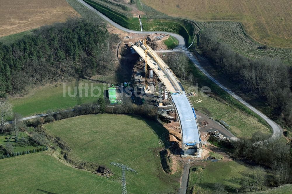 Luftaufnahme Bad Salzungen - Baustelle zum Neubau des Straßen- Brückenbauwerk Brücke über das Leimbachtal (BW 5) der B 62 OU Ortsumfahrung in Bad Salzungen im Bundesland Thüringen