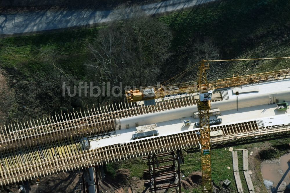 Luftaufnahme Bad Salzungen - Baustelle zum Neubau des Straßen- Brückenbauwerk Brücke über das Leimbachtal (BW 5) der B 62 OU Ortsumfahrung in Bad Salzungen im Bundesland Thüringen